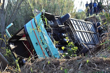 مصرع شخصين وإصابة 30 آخرين في حادث انقلاب حافلة لنقل المسافرين