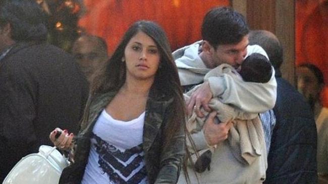 ميسي يغادر أسبانيا ويصل الأرجنتين برفقة صديقته وابنه ميسي يغادر أسبانيا ويصل الأرجنتين برفقة صديقته وابنه