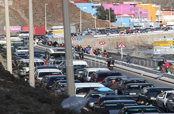 آلاف المغاربة يتوافدون على سبتة المحتلة مع انطلاق موسم التخفيضات السنوية