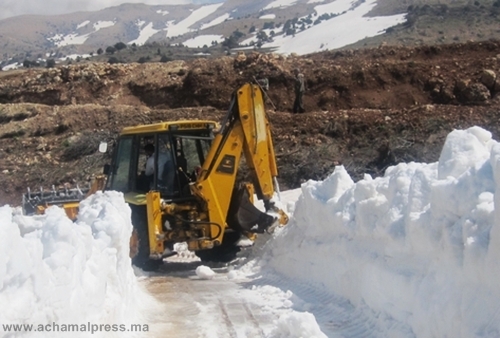 إستمرار عمليات إزاحة الثلوج بإقيلم شفشاون لفك العزلة عن بعض القرى الجبلية