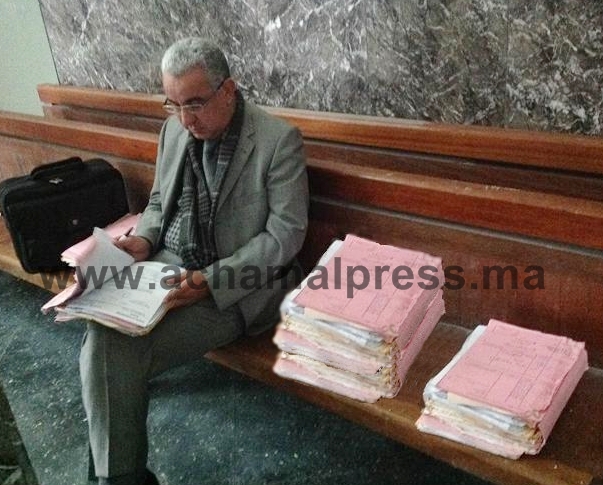 قلة المكاتب باستئنافية طنجة تضطر قاض للجلوس ببهو المحكمة لمعالجة ملفات المتقاضين قلة المكاتب باستئنافية طنجة تضطر قاض للجلوس ببهو المحكمة لمعالجة ملفات المتقاضين