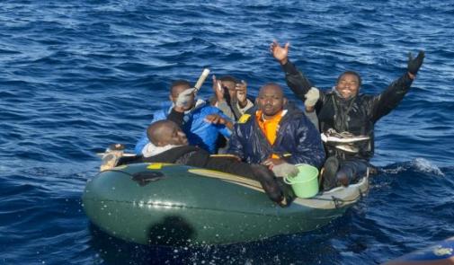 البحرية المغربية تنقذ 23 مهاجرا سريا بسواحل طنجة