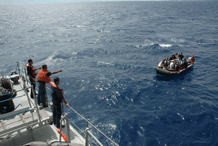 البحرية الملكية تنقذ 71 مهاجرا سريا بسواحل طنجة
