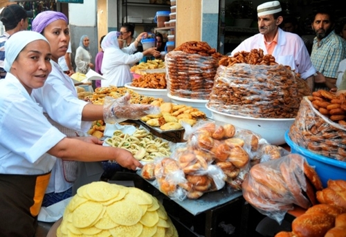 رمضان .. مهن موسمية تفرضها العادات الاستهلاكية لشهر الصيام