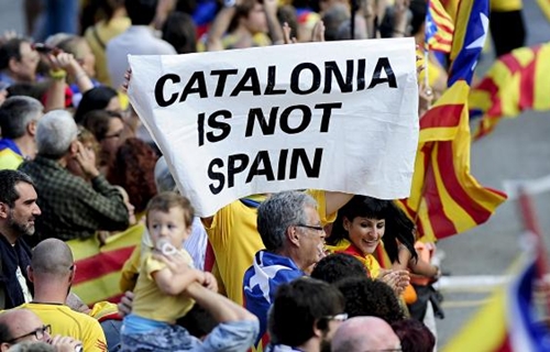 حكومة كاتالونيا تختار التصعيد لنيل الاستقلال من إسبانيا