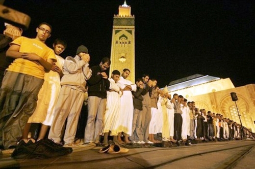 الشباب في رمضان.. شهر للعبادة والتفكر وإعمار بيوت الله