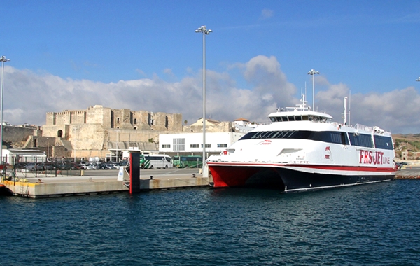 استئناف حركة الملاحة البحرية بين ميناءي طنجة وطريفة بعد توقفها بسبب الرياح