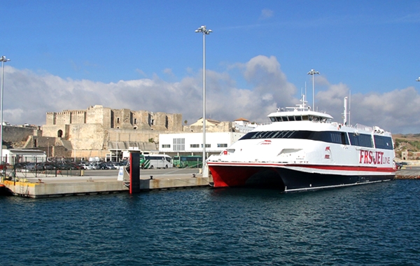 استئناف حركة الملاحة البحرية بين ميناءي طنجة وطريفة بعد توقفها بسبب أحوال الطقس