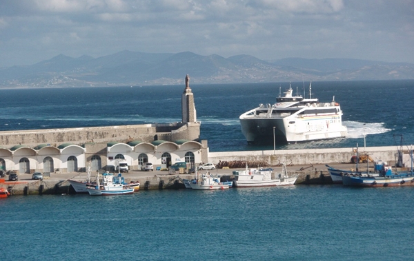 توقف حركة الملاحة البحرية بين طنجة وطريفة بسبب سوء أحوال الطقس