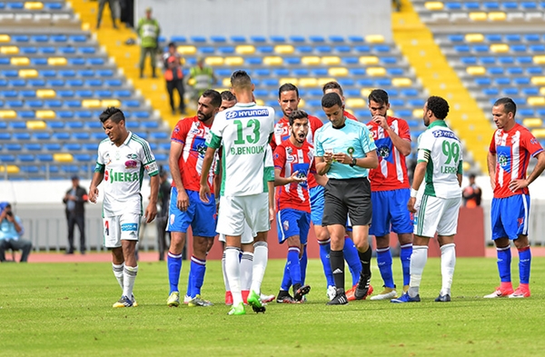 فريق المغرب التطواني يكتفي بالتعادل السلبي أمام مضيفه الرجاء البيضاوي