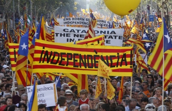الانفصاليون الكتالونيون يتحدون السلطات الإسبانية ويطلقون حملتهم للاستفتاء