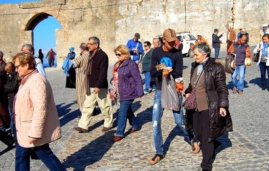10 سنوات لمتهم ينتحل صفة مرشد سياحي لسرقة الأجانب بطنجة