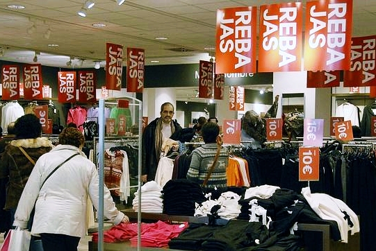 انطلاق فترة “الريباخاص” تجلب مئات المغاربة إلى سبتة المحتلة