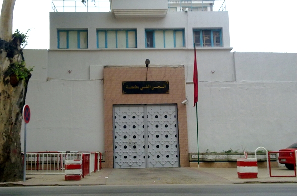 توقيف موظفين بسجن طنجة لتورطهم في هروب سجين بطريقة هوليودية