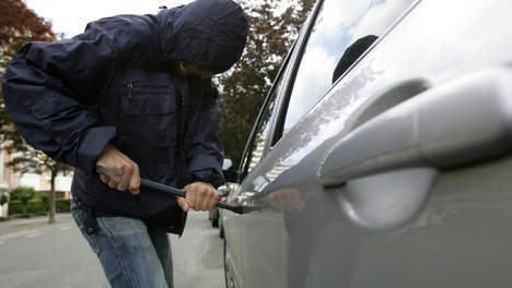 10 سنوات للص اقترف أزيد من 17 سرقة من داخل السيارات بالعرائش