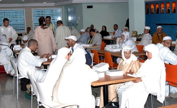 وزارة الأوقاف تلزم الحجاج المغاربة بعدم الاحتجاج على الأكل والإقامة