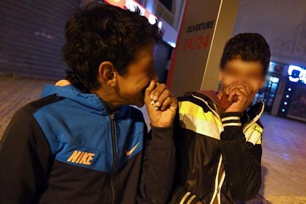 صحيفة اسبانية تنشر تحقيقا عن الاستغلال الجنسي للأطفال المتشردين بطنجة