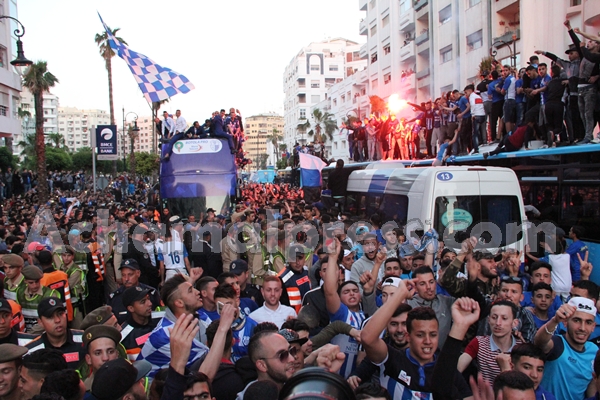 مدينة طنجة تستقبل أبطالها على حافلة مكشوفة وسط جماهير متحمسة تقدر بمئات الالاف