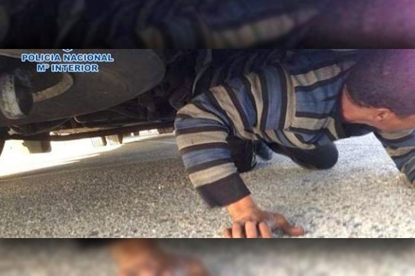 مهاجر مغربي يصل سرا إلى اسبانيا مختبئا أسفل حافلة
