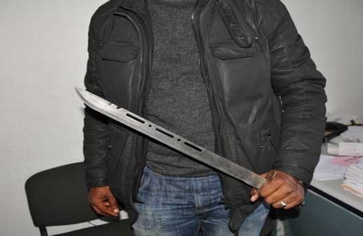 أمن طنجة يوقف شخصا ظهر في شريط فيديو على الأنترنت يهدد المواطنين بسيف