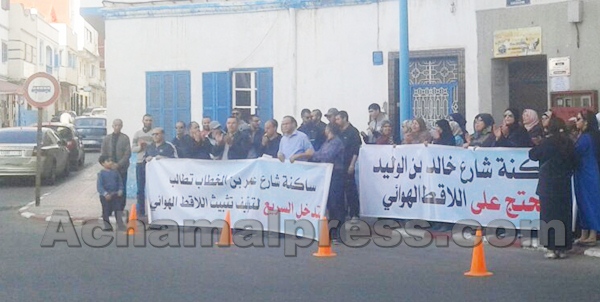 احتجاجات لإلغاء الترخيص بتثبيت لاقط هوئي وسط العرائش