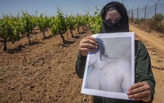 إيقاف شخصين في قضية التحرش بعاملات الفراولة المغربيات بإسبانيا