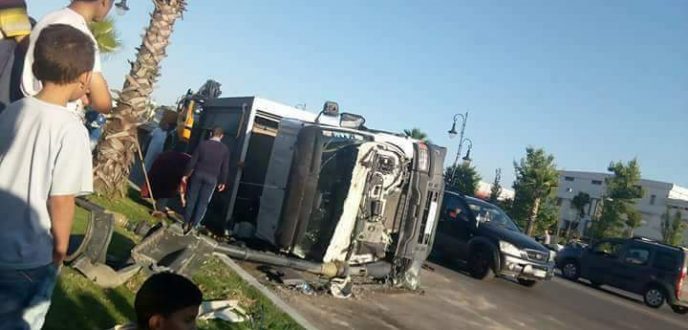 شاحنة لنقل الأزبال تتسبب في مقتل شخصين بالقرب من قنطرة مغوغة بطنجة