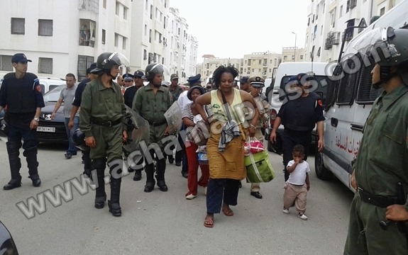 سلطات طنجة تنفذ قرار اخلاء شقق حي بوخالف وترحل أزيد من 320 مهاجرا افريقيا