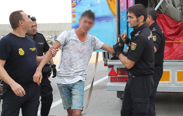 ضبط 4 مغاربة حاولوا الهجرة من سبتة الى اسبانيا مختبئين داخل شاحنة