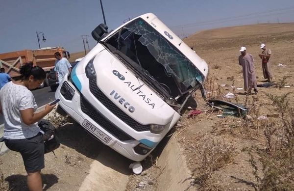 إصابة 28 مستخدما في حادثة انقلاب حافلة لنقل العمال بطنجة