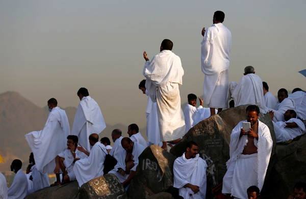 ضيوف الرحمن يتوافدون على صعيد عرفات لأداء الركن الأعظم