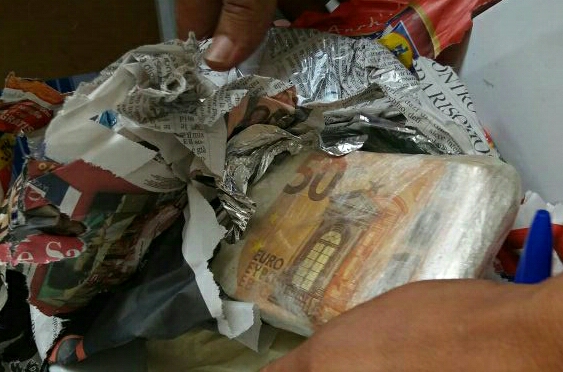 إيقاف مغربي حاول تهريب 47 ألف أورو عبر ميناء طنجة المتوسط إيقاف مغربي حاول تهريب 47 ألف أورو عبر ميناء طنجة المتوسط