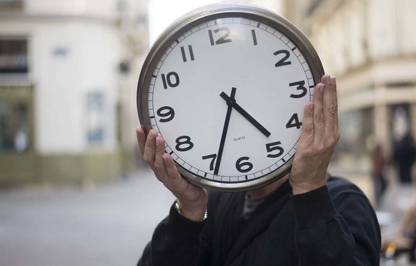 تغييرات على مواعيد الدخول المدرسي والإداري بعد استمرار التوقيت الصيفي