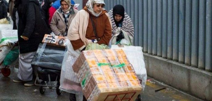 مرصد حقوقي يستنكر فتح باب سبتة أمام التهريب ويعتبره رضوخ لضغوطات إسبانيا