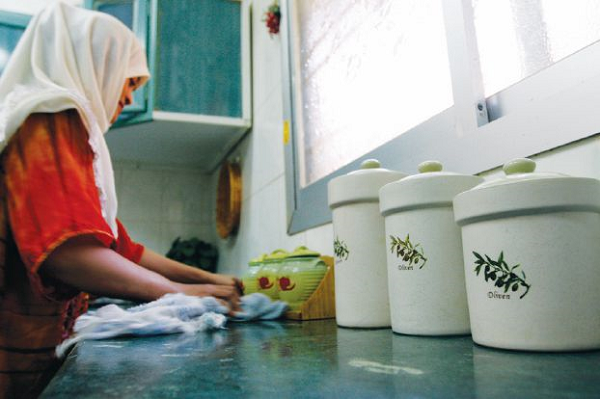 سلطات سبتة تفرض العقود على العاملات المنزليات المغربيات