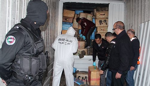 حجز 27 طن من “الشيرا” بميناء طنجة المتوسط على متن 3 شاحنات للنقل الدولي