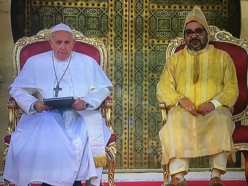 أمير المؤمنين يترأس بباحة مسجد حسان حفل استقبال رسمي على شرف قداسة البابا