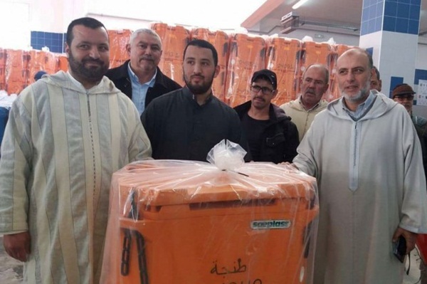 توزيع الصناديق الموحدة العازلة للحرارة لفائدة قوارب الصيد التقليدي بميناء طنجة