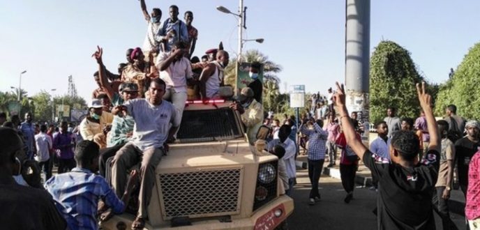 الجيش السوداني يطيح بالبشير ويعلن مجلس عسكري لحكم البلاد