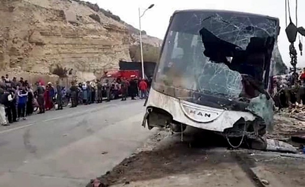 مصرع شخصين وإصابة 26 آخرين إثر انقلاب حافلة لنقل العمال