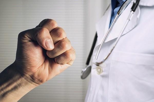 حقوقيون يستنكرون الاعتداء على طبيب في وزان