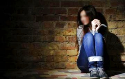 مراهقة تتفق مع عشيقها على اختلاق سيناريو اختطافها لقضاء أوقات حميمية معه