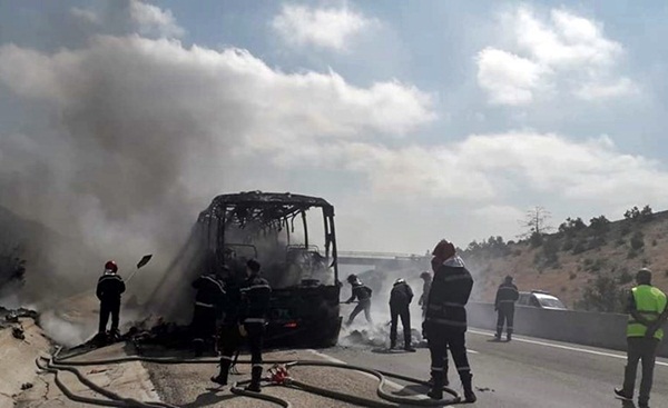 حريق مهول يأتي على حافلة للنقل المسافرين قرب ميناء طنجة المتوسط