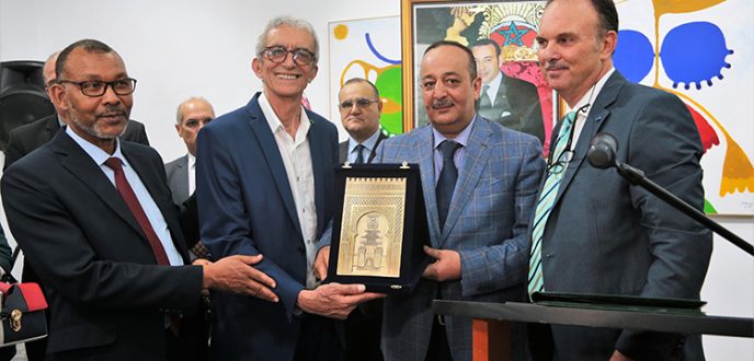 تطوان.. وزير الثقافة يسلم كأس الاستحقاق للفنان التشكيلي عبد الكريم الوزاني
