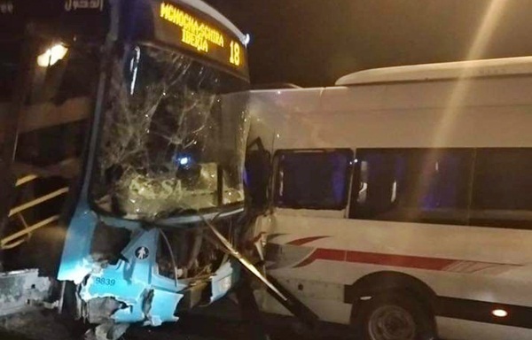 إصابة 13 شخصا في حادث اصطدام سيارة لنقل العمال وحافلة للنقل العمومي بطنجة