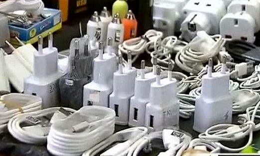 ضبط 256 ألف و500 شاحن للهواتف المحمولة تشكل خطرا صحة وسلامة المواطنين