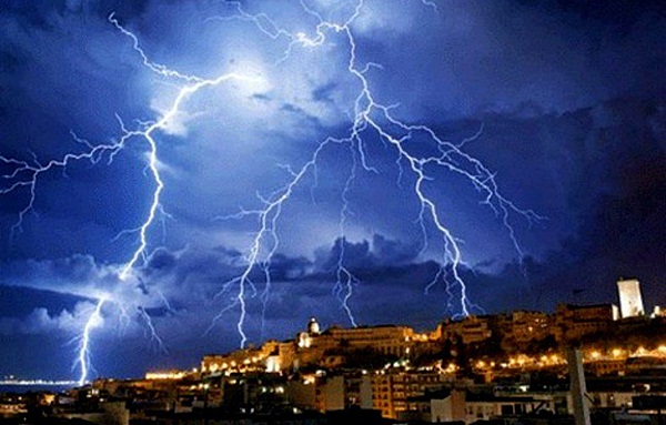 نشرة خاصة.. مديرية الأرصاد الجوية تحذر المغاربة من زخات رعدية قوية