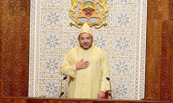 الملك محمد السادس ينتقد البنوك ويدعوها إلى الانخراط الإيجابي في دينامية التنمية