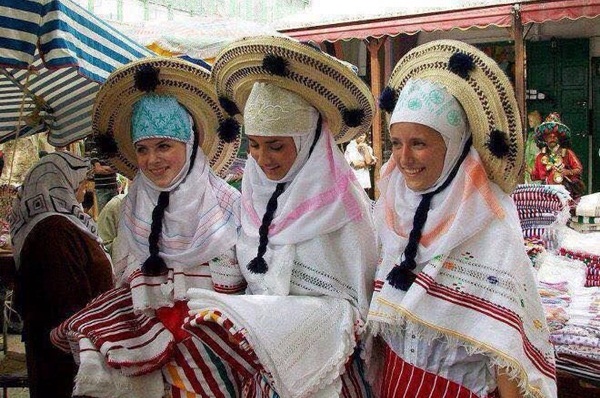“الطرابق” و”الشاشية” والمنديل .. لباس النساء الجبليات بشفشاون