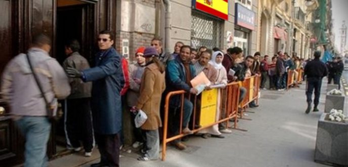 المغاربة يتصدرون عدد المهاجرين المسجلين في الضمان الاجتماعي بإسبانيا